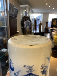 Een Chinese blauw-witte rouleau vaas met antiquiteiten, Transitie periode