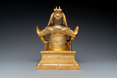 Een Chinese vergulde bronzen figuur van Guandi, Ming