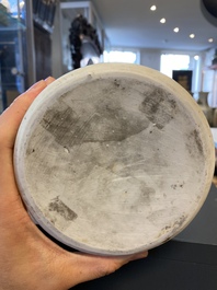 Een Chinese blauw-witte rouleau vaas met antiquiteiten, Transitie periode