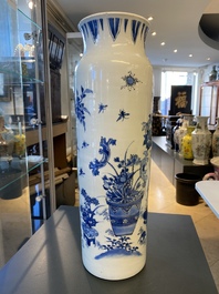 Een Chinese blauw-witte rouleau vaas met antiquiteiten, Transitie periode