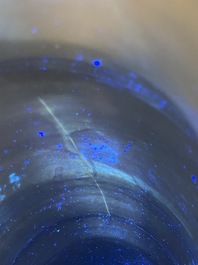 Een Chinese blauw-witte rouleau vaas met antiquiteiten, Transitie periode