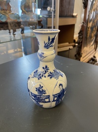 Een Chinese blauw-witte vaas in lotusvorm gemouleerd, Kangxi