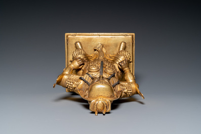 Een Chinese vergulde bronzen figuur van Guandi, Ming