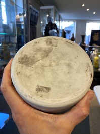 Een Chinese blauw-witte rouleau vaas met antiquiteiten, Transitie periode