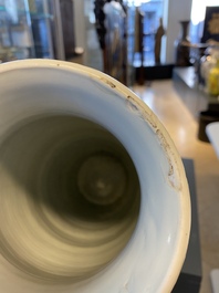 Een Chinese blauw-witte rouleau vaas met antiquiteiten, Transitie periode