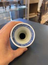 Een Chinese blauw-witte vaas in lotusvorm gemouleerd, Kangxi