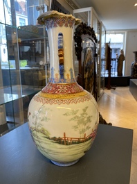 Een Chinese famille rose vaas met spelende jongens, Jiaqing merk, Republiek