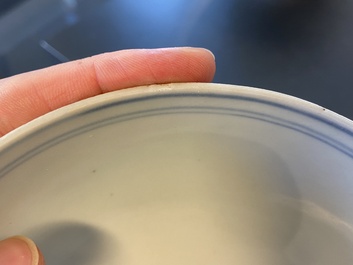 Een paar Chinese blauw-witte 'Nanking Cargo' kommen en een famille rose millefleurs kom, 18/19e eeuw