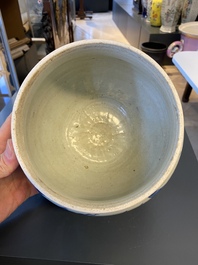 Een Chinese blauw-witte 'kylin' kom met later houten deksel, Transitie periode