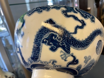 Een paar Chinese 'Bleu de Hue' kommen voor de Vietnamese markt, 20e eeuw