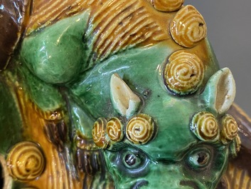 Un lion bouddhiste en biscuit &eacute;maill&eacute; vert, Kangxi