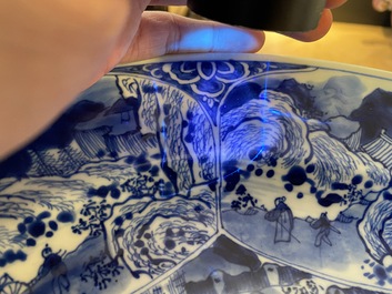 Een Chinese blauw-witte schotel met muzikanten, Kangxi