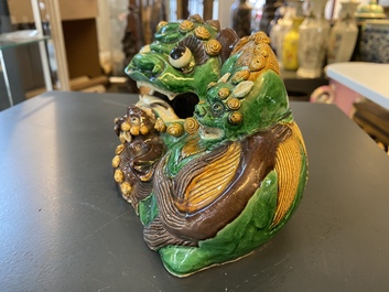 Un lion bouddhiste en biscuit &eacute;maill&eacute; vert, Kangxi