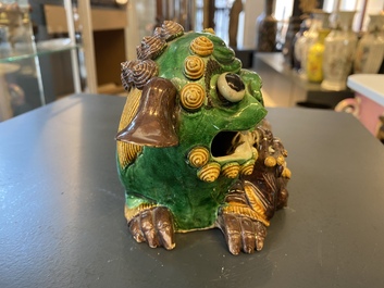 Un lion bouddhiste en biscuit &eacute;maill&eacute; vert, Kangxi