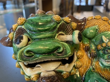 Un lion bouddhiste en biscuit &eacute;maill&eacute; vert, Kangxi