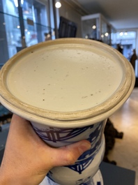Un vase de forme 'gu' en porcelaine de Chine en bleu et blanc, Kangxi