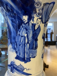 Un vase de forme 'gu' en porcelaine de Chine en bleu et blanc, Kangxi