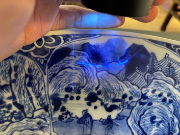 Een Chinese blauw-witte schotel met muzikanten, Kangxi