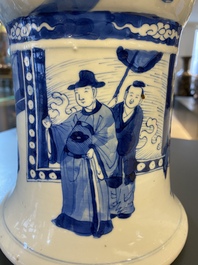 Un vase de forme 'gu' en porcelaine de Chine en bleu et blanc, Kangxi