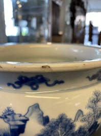 Un br&ucirc;le-parfum tripod en porcelaine de Chine en bleu et blanc, Kangxi