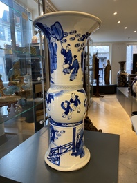 Un vase de forme 'gu' en porcelaine de Chine en bleu et blanc, Kangxi