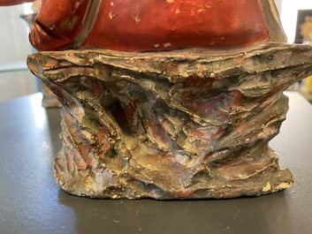 Une paire de figures aux t&ecirc;tes amovibles en terre cuite peinte, Qianlong