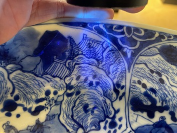 Een Chinese blauw-witte schotel met muzikanten, Kangxi