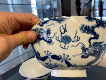 Een paar Chinese 'Bleu de Hue' kommen voor de Vietnamese markt, 20e eeuw