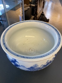 Un br&ucirc;le-parfum tripod en porcelaine de Chine en bleu et blanc, Kangxi