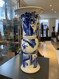 Un vase de forme 'gu' en porcelaine de Chine en bleu et blanc, Kangxi