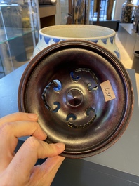 Een Chinese blauw-witte 'kylin' kom met later houten deksel, Transitie periode