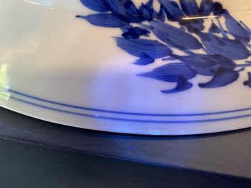 Een Chinese blauw-witte schotel met muzikanten, Kangxi