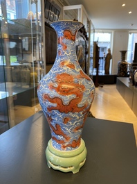 Een Chinese draaibare 'draken' vaas op celadon sokkel, Qianlong merk, 20e eeuw