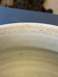 Een Chinese blauw-witte 'kylin' kom met later houten deksel, Transitie periode