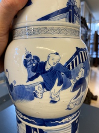 Un vase de forme 'gu' en porcelaine de Chine en bleu et blanc, Kangxi
