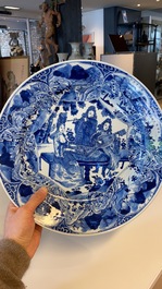 Een Chinese blauw-witte schotel met muzikanten, Kangxi
