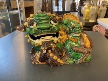 Un lion bouddhiste en biscuit &eacute;maill&eacute; vert, Kangxi