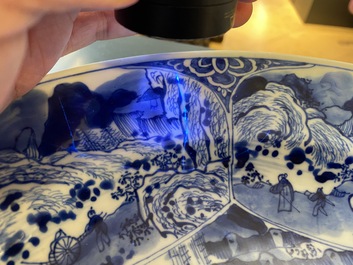 Een Chinese blauw-witte schotel met muzikanten, Kangxi