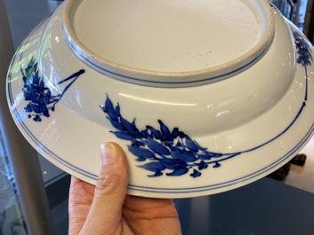 Een Chinese blauw-witte schotel met muzikanten, Kangxi