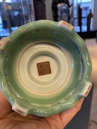 Een Chinese draaibare 'draken' vaas op celadon sokkel, Qianlong merk, 20e eeuw