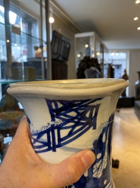 Un vase de forme 'gu' en porcelaine de Chine en bleu et blanc, Kangxi
