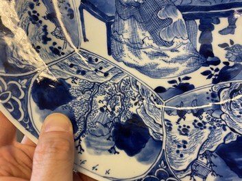 Een Chinese blauw-witte schotel met muzikanten, Kangxi