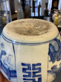 Een Chinese blauw-witte 'kylin' kom met later houten deksel, Transitie periode