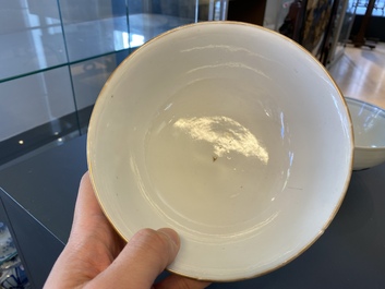 Een paar Chinese blauw-witte 'Nanking Cargo' kommen en een famille rose millefleurs kom, 18/19e eeuw