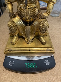 Een Chinese vergulde bronzen figuur van Guandi, Ming