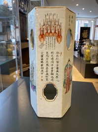 Een Chinese hexagonale famille rose 'Wu Shuang Pu' hoedensteun, Tongzhi merk en periode
