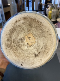 Een Chinese blauw-witte 'kylin' kom met later houten deksel, Transitie periode