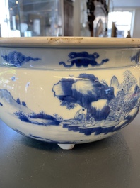 Un br&ucirc;le-parfum tripod en porcelaine de Chine en bleu et blanc, Kangxi