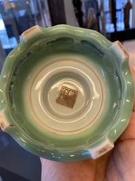 Een Chinese draaibare 'draken' vaas op celadon sokkel, Qianlong merk, 20e eeuw