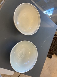 Een paar Chinese blauw-witte 'Nanking Cargo' kommen en een famille rose millefleurs kom, 18/19e eeuw